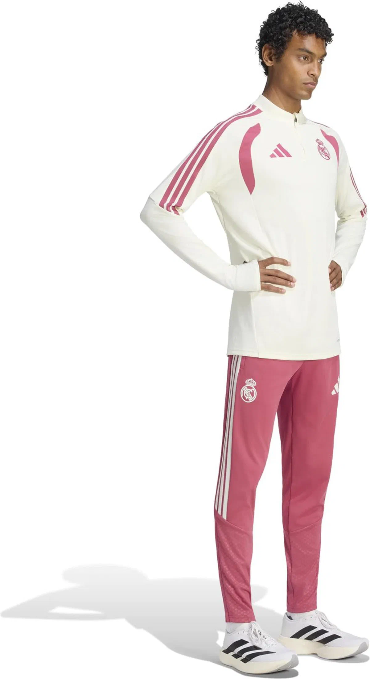 Pantalon Real Madrid rose porté sous le sweat ivoire à bandes roses