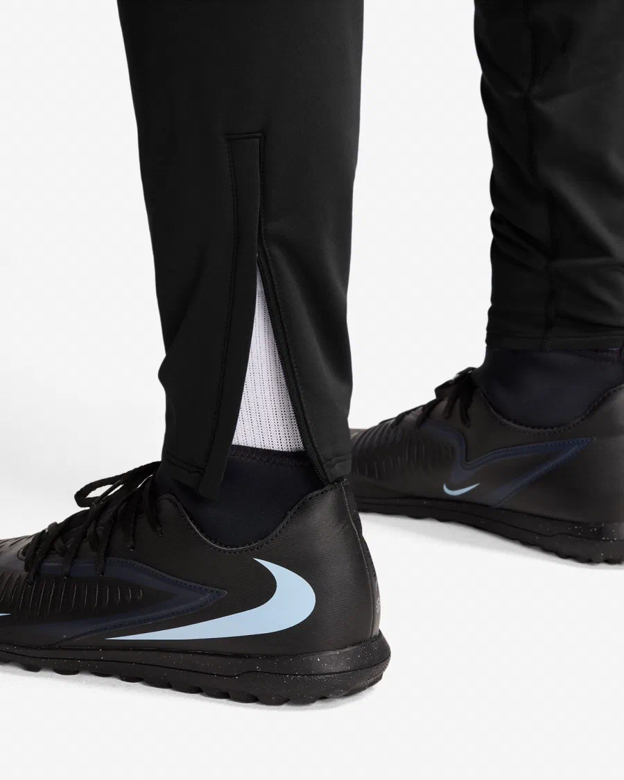 Zip de cheville ouvert sur le pantalon PSG Strike