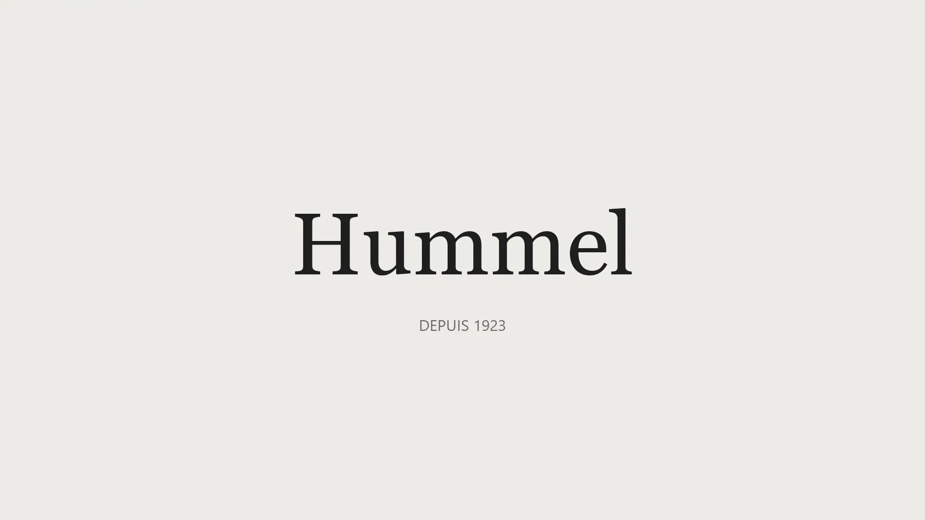 Le nom Hummel écrit en grand sur fond gris clair