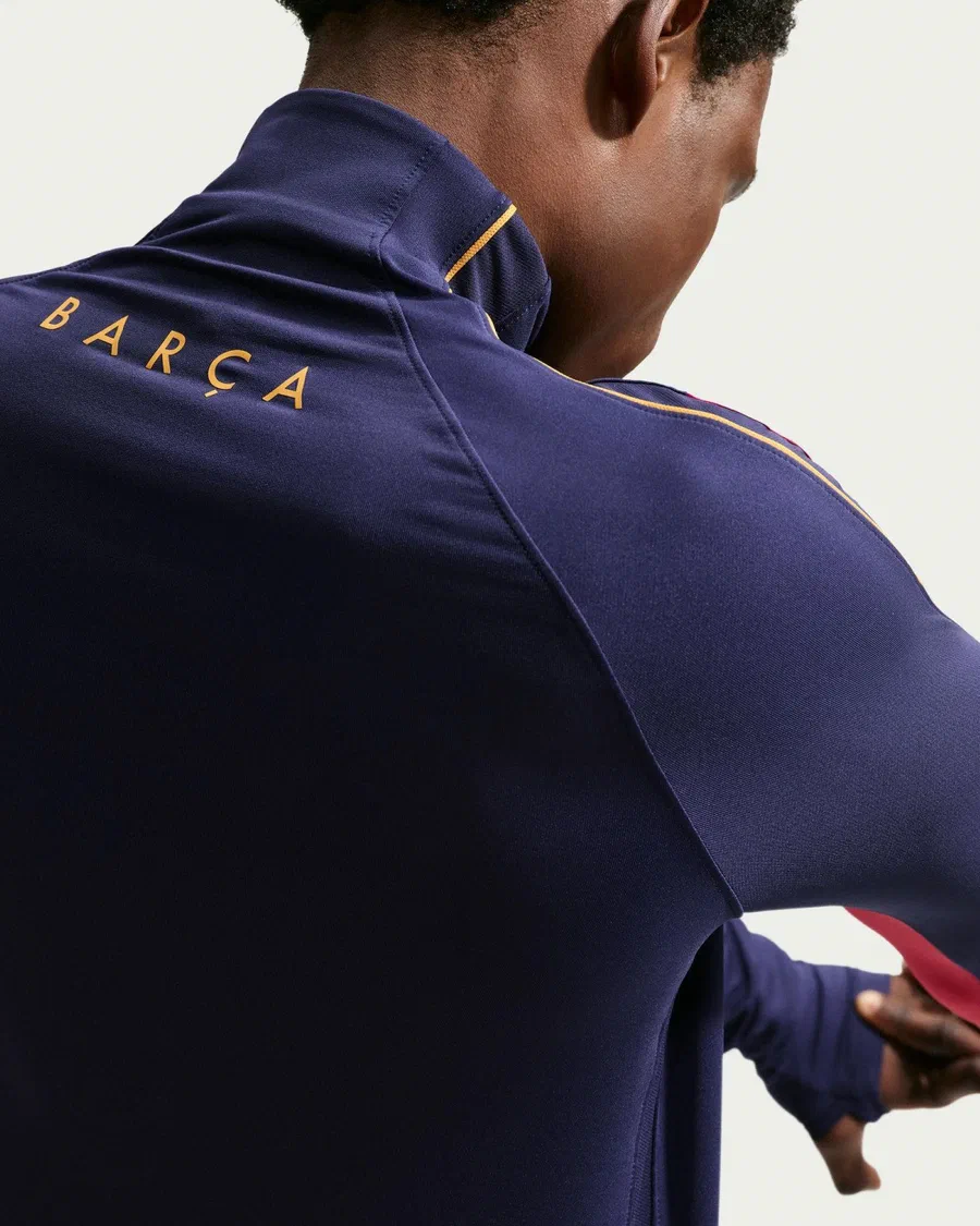 Haut Strike FC Barcelone bleu marine vu de dos, lettrage BARÇA doré sous le col