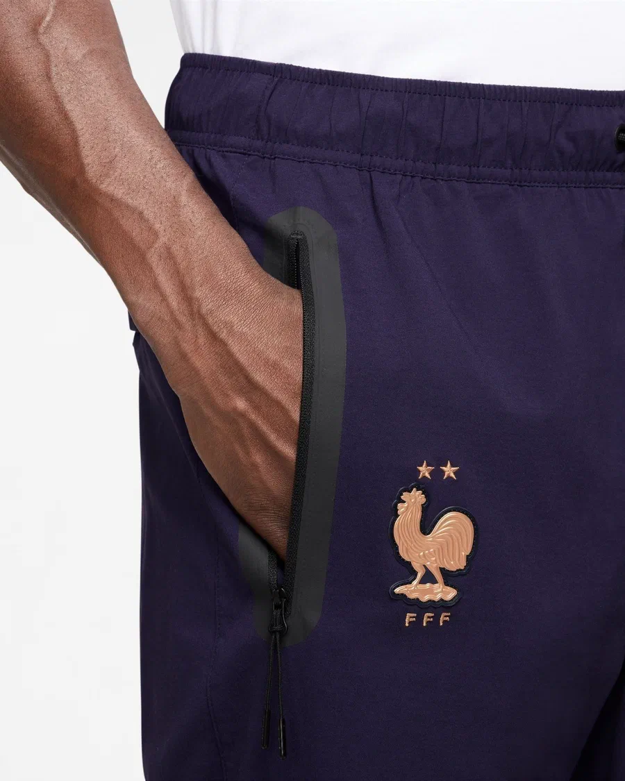 Pantalon Tech Woven équipe de France bleu nuit, coq cuivré et poche zippée