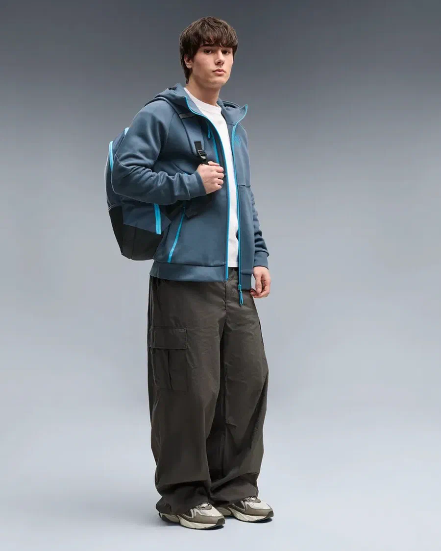 Veste à capuche PUMATECH Manchester City bleu gris à zips bleu ciel portée
