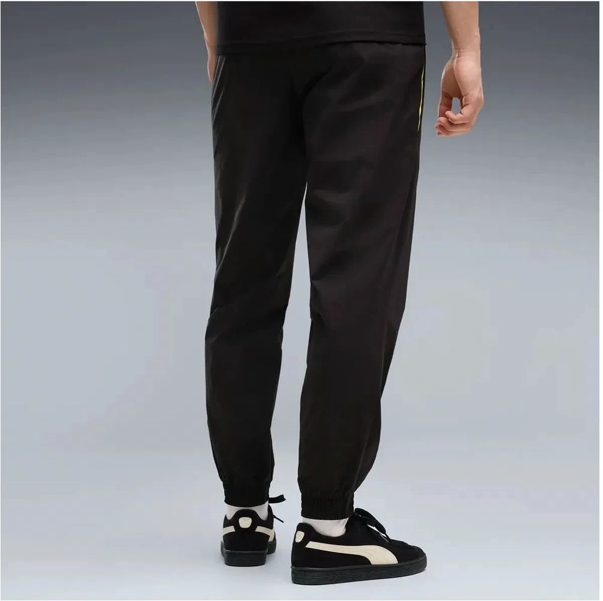Pantalon tissé PUMATECH Manchester City noir porté, resserré aux chevilles