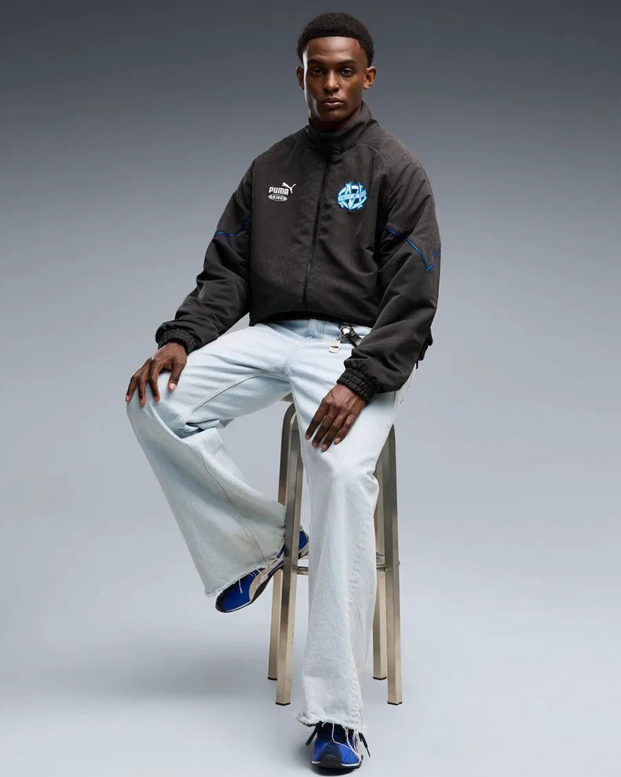 Veste King Archive OM noire avec ancien écusson bleu ciel, portée