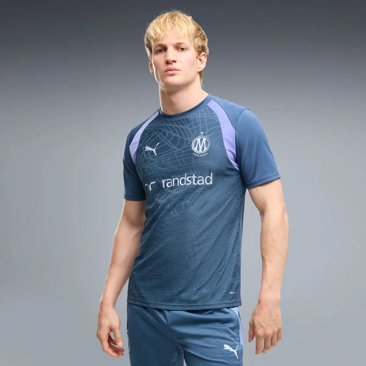 Maillot d’entraînement OM 2026/27 bleu ardoise à épaules lavande porté
