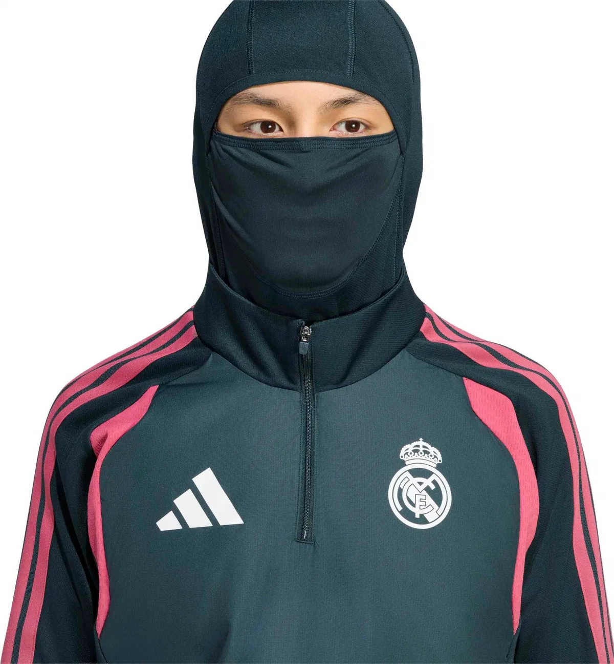 Haut d&rsquo;hiver Real Madrid vert à bandes roses, cagoule relevée sur le visage