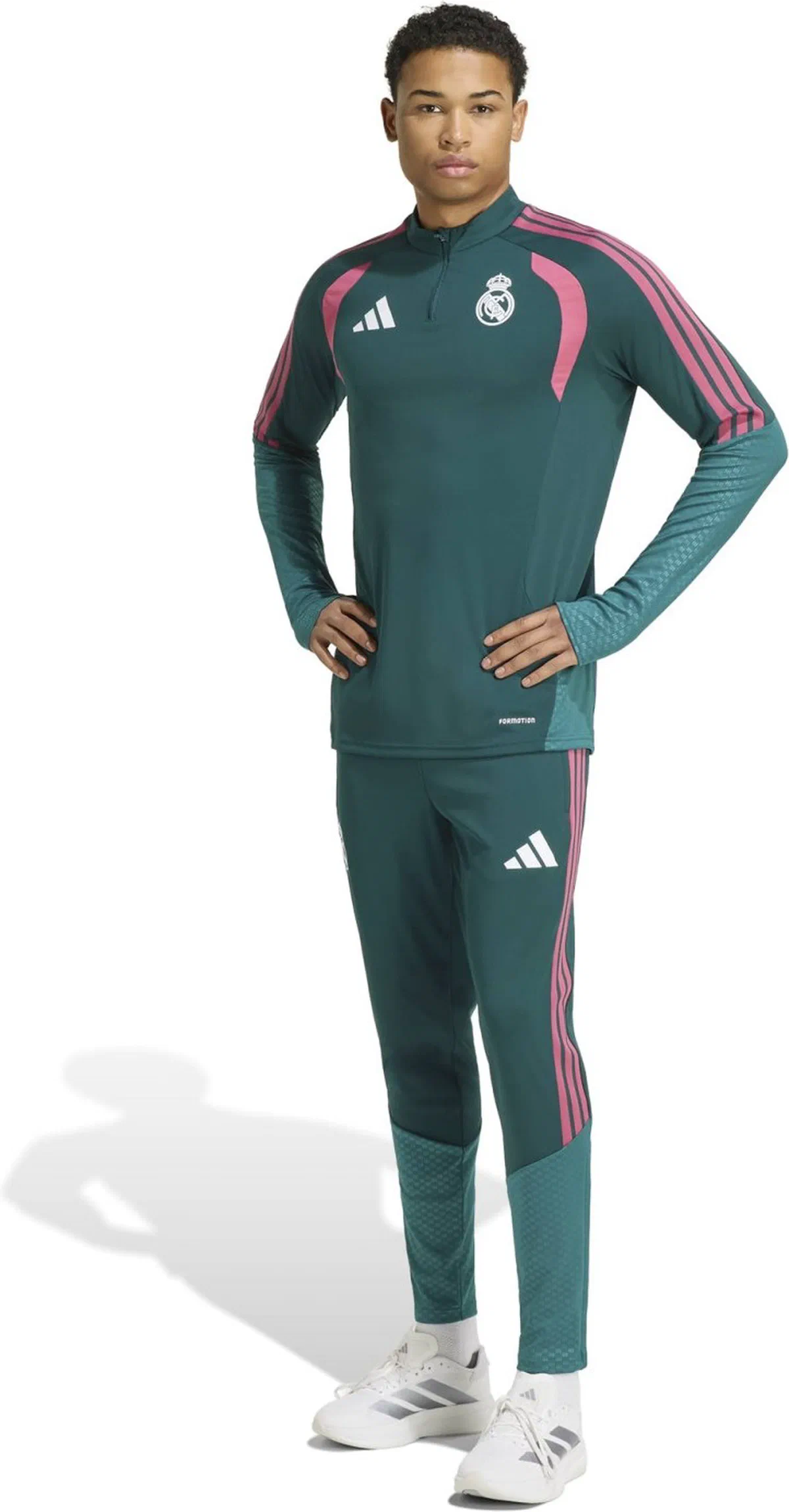 Haut d&rsquo;entraînement et pantalon Real Madrid 2026/27 verts à bandes roses portés en tenue complète